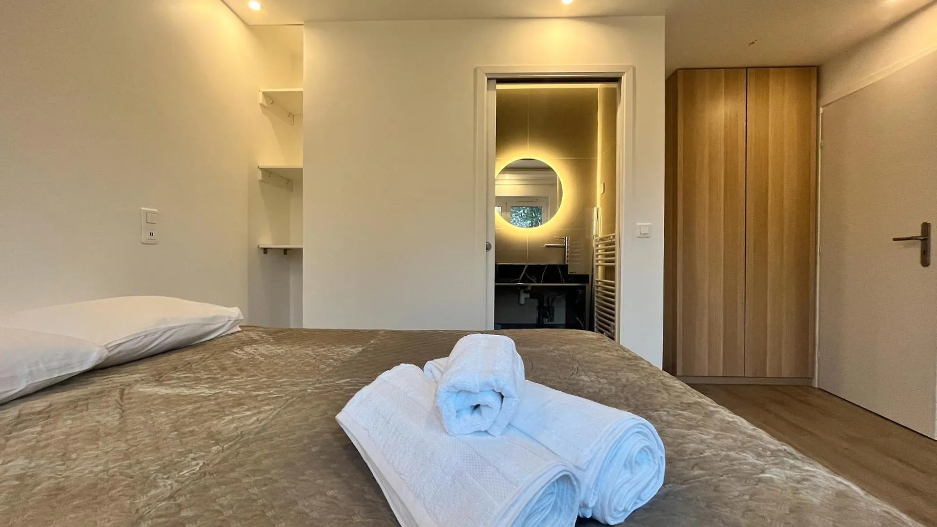 Дом отдыха Villa Standing, 4 Suites Avec Sdb Сен-Жульен-ан-Женевуа
